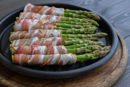 Asparagus wrapped in bacon on the hot panの写真素材