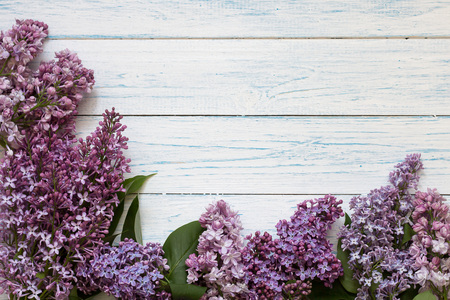 Lilac flowers on white wooden vintage background.  Frame made of lilac flowers.の写真素材