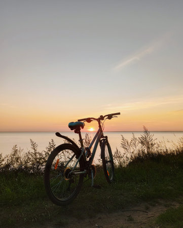 bicycle, bike, silhouette, sport, cycling, biker, sunset, mountain, skyの写真素材