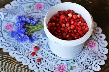 White small bucket with delicious strawberries. Top viewの写真素材