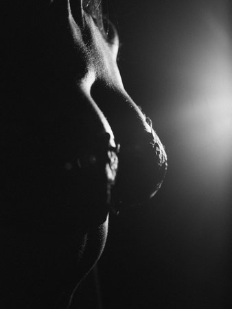 Close-up portrait of a beautiful young woman in black and whiteの写真素材