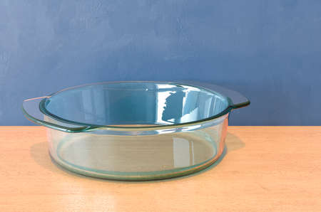 Round Clear Glass Baking Dish on the wooden table. 3D renderingの写真素材
