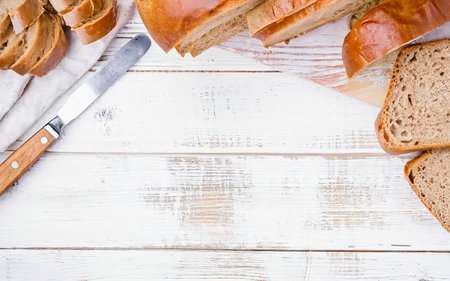Top view of sliced wholegrain bread on a wooden cutting boardの素材