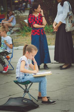 Saratov, Russia- september 15, 2018: A girl of art school paints in the city park in an open air.のeditorial素材