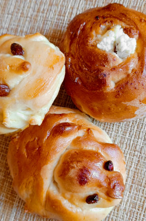 Freshly baked hot cross buns. Traditional easter food.の写真素材