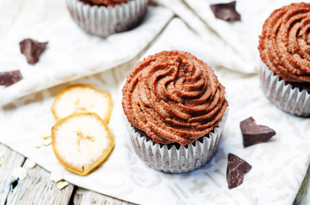 Vegan chocolate banana cupcakes with chocolate cashew cream frosting. toning. selective focusの写真素材