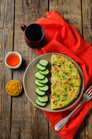 Indian Masala Omelette with cucumbers on a wood background. toning. selective focusの写真素材