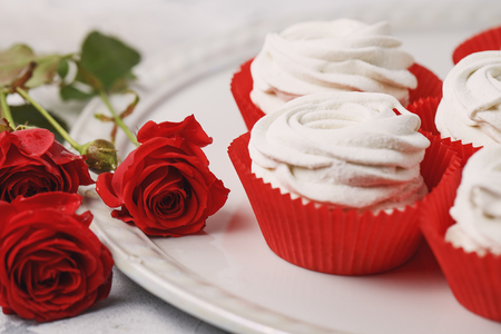 Red roses and cupcakeの写真素材