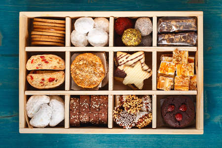 Christmas Shortbread Biscuits Cookies Assortment. Holiday Cookie Box. Assorted Christmas homemade cookies in wooden box. Sweet biscuits in a big wooden box. Christmas dessert table. Gift ideaの写真素材
