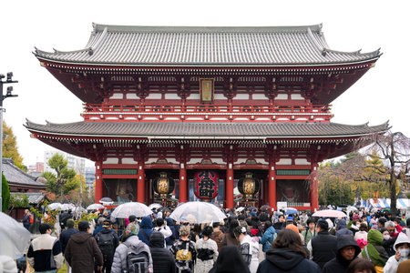 ASAKUSA, TOKYO, JAPAN - NOV 26, 2023 : Kaminarimon of Sensoji in Asakusa area. Asakusa templeのeditorial素材