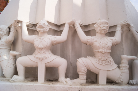 Giants at a Buddhist temple are raising the pagodaの写真素材