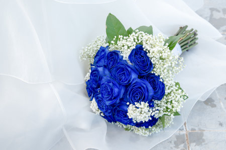 <p>Elegant bouquet of blue roses on white textile background.</p>の写真素材