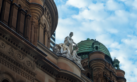 The 3 Mable sculptures on the  antique queen Victoria building and the dome in the skyのeditorial素材