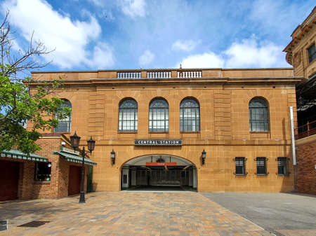 Central railway station in Sydney is quiet and empty with people during covid 19 lock down, people stay at home. Australia:28-03-2020のeditorial素材