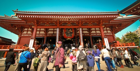 The morning worshippers arrives at Sensoji to pray.のeditorial素材