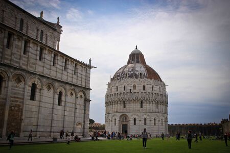 Wide shot of Cattedrale di Pisaのeditorial素材