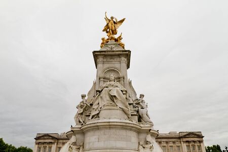 Empress Victoria Monument London front view with Buckingham palace behind.のeditorial素材