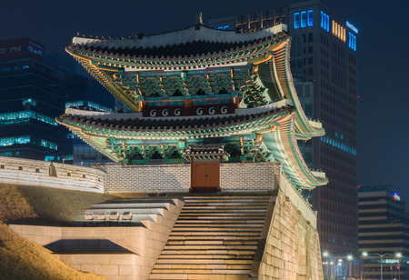 Namdaemun gate at Night in Seoul, South Korea.のeditorial素材