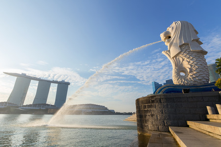 SINGAPORE-MARCH 14, 2015: Merlion statue fountain in Merlion Park and Singapore city skyline on March 14, 2015.のeditorial素材