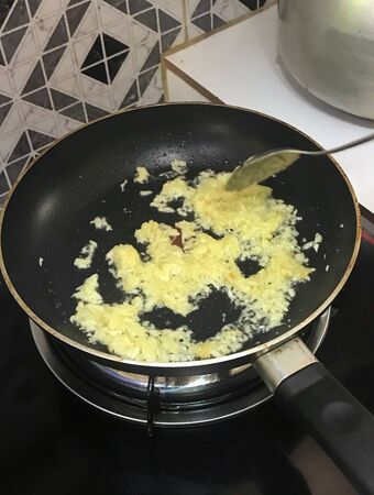 Sauteed garlic in a frying panの写真素材