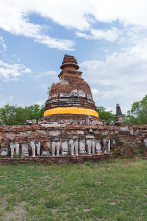 Big Pagoda at Wat Maheyong, Ancient temple and monument in Ayutthaya province, Thailandの写真素材