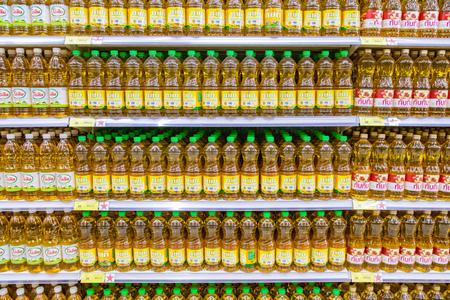 Numerous vegetable oil in plastic bottle placing on shelf in a Teaco Lotus  supermarket in Bangkok , Thailand . April 18, 2019.のeditorial素材