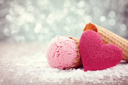 Delight in this romantic ice cream scene featuring a pink scoop and a heart-shaped decoration, perfect for celebrating love on Valentine's Day.の素材