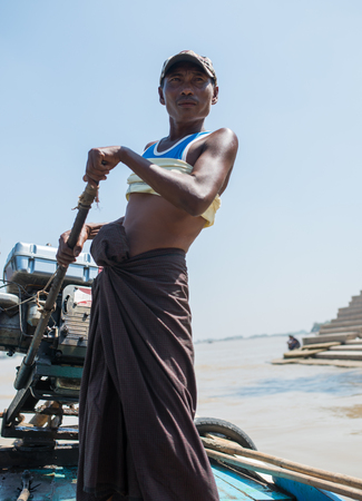 Thanlyin, Myanmar -  February 23: Unidentified people take a boat at The Yele Paya Pagoda in Thanlyin, Myanmar 23, 2017のeditorial素材