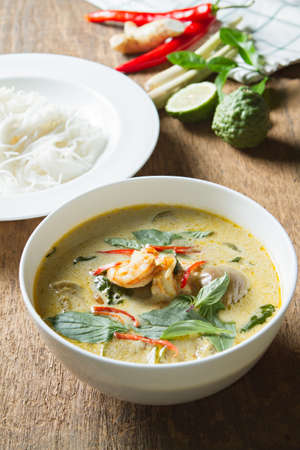 Green curry with shrimp and rice noodles. Thai cuisine. (kang keaw wan)