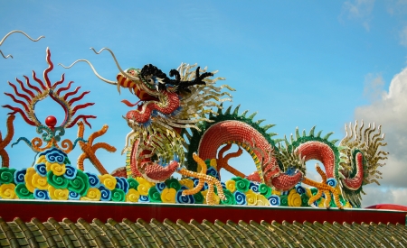 Dragon statue on Chinese temple roofの写真素材