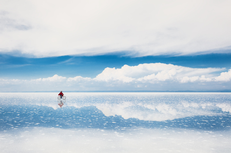 Mirror surface on the salt flat Salar de Uyuni, Altiplano, Boliviaの写真素材