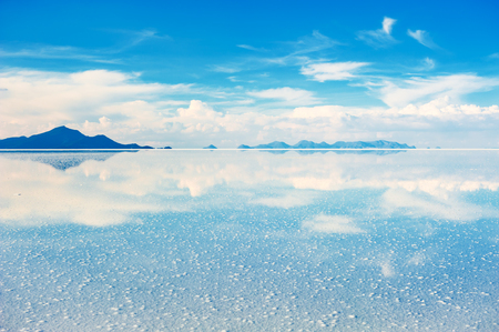 Mirror surface on the salt flat Salar de Uyuni, Altiplano, Boliviaの写真素材