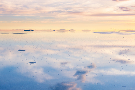 Mirror surface of Salar de Uyuni salt flat at sunset. Altiplano, Boliviaの写真素材