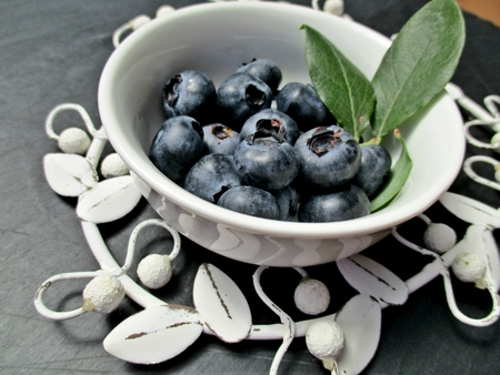 blueberries in a white bowlの写真素材