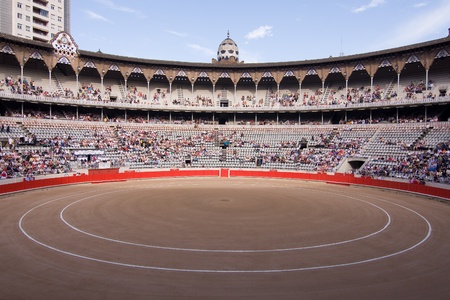 BARCELONA - JUNE 6: Crowd of people ready to see a corrida or bullfight, typical Spanish tradition where a torero kills a bull, on June 6, 2010, in Plaza Monumental, Barcelona, Spainのeditorial素材