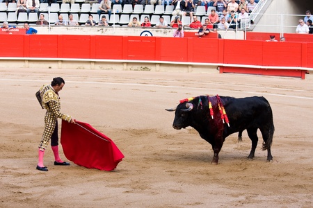 BARCELONA - JUNE 6: Finito de Cordoba in action during a bullfight, typical Spanish tradition where a bullfighter kills a bull, on June 6, 2010 in Barcelona, Spainのeditorial素材