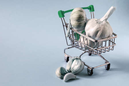 garlic bulbs in a supermarket cart on a light background close upの写真素材