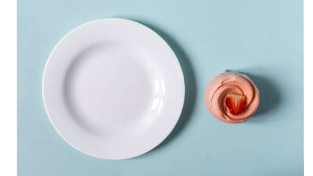 The concept is an airy strawberry shortcake with a sponge cake and a white plate on a blue and white background.の写真素材