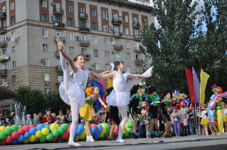 VOLGOGRAD, RUSSIA-SEPTEMBER 11  A folklore dancing group のeditorial素材