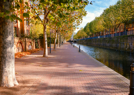 Walkway along the Ornamental Canal in Wapping, Docklands, London Borough of Tower Hamlets in autumnの写真素材