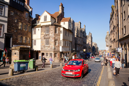 EDINBURGH, UK - AUG 8, 2012: Tourists at Royal Mile, a popular tourist attraction and the busiest tourist street in the Old Townのeditorial素材
