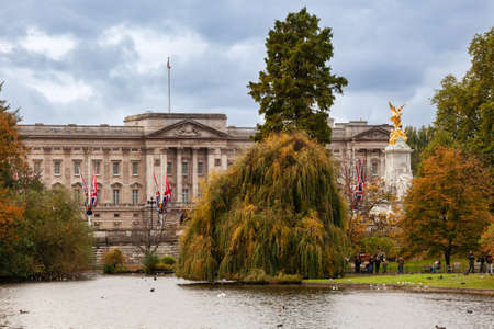London, UK - Oct 29, 2012: Buckingham Palace and Victoria Memorial as seen from the St James's Parkのeditorial素材