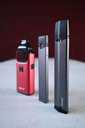 3 different vape pen electronic cigarette devices juul, aspire breeze, smok infinix, product shot isolatedのeditorial素材