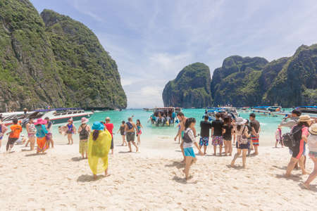 KRABI, THAILAND - JULY 23: Tourists on the beach of Maya Bay on July 23,2016 in Phi Phi Island, Thailand.のeditorial素材