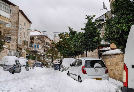 Cars in Jerusalem city covered in snow, December 13, 2013のeditorial素材