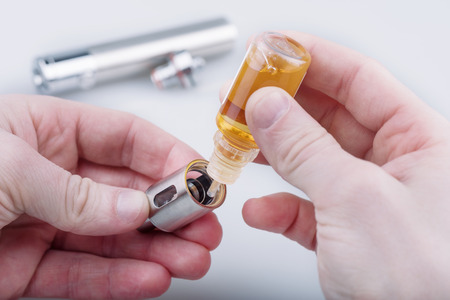 Filling of e-cig mod atomizer with e-liquid