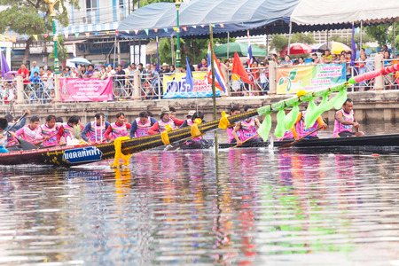 PATHUM THANI, THAILAND - OCT 25 : Unidentified rowers in native Thai long boats compete during Kingのeditorial素材
