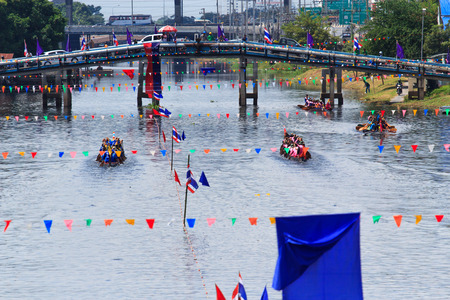 PATHUM THANI, THAILAND - OCT 25 : Unidentified rowers in native Thai long boats compete during King's Cup Native Long Boat Race Championship on October 25, 2014 in Pathum Thani, Thailand.のeditorial素材