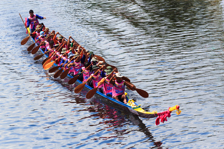 PATHUM THANI, THAILAND - OCT 25 : Unidentified rowers in native Thai long boats compete during King's Cup Native Long Boat Race Championship on October 25, 2014 in Pathum Thani, Thailand.のeditorial素材