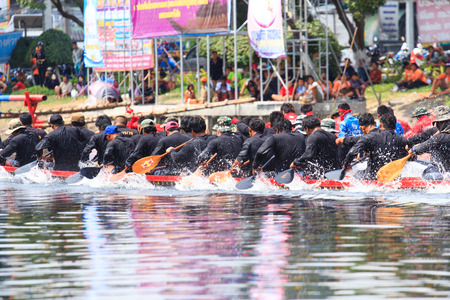 PATHUM THANI, THAILAND - OCT 25 : Unidentified rowers in native Thai long boats compete during Kingのeditorial素材